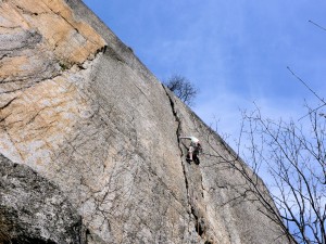 Südwestwand, ca. 6b.Links die 7b+ Linie